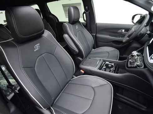 New 2026 Chrysler Pacifica Limited w/ S Appearance Package image 19