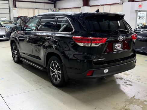 Used 2017 Toyota Highlander XLE AWD/4WD image 4