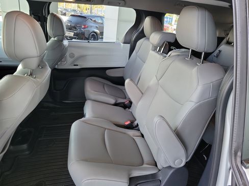 Used 2025 Toyota Sienna XLE image 27
