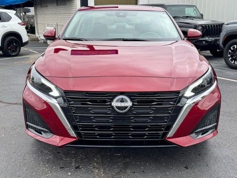 Used 2025 Nissan Altima 2.5 SL FWD image 2