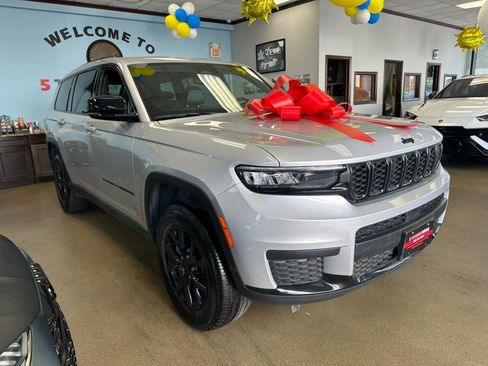 Used 2024 Jeep Grand Cherokee L Laredo image 2