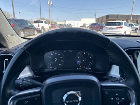 Used 2020 Volvo XC40 T5 Momentum image 28