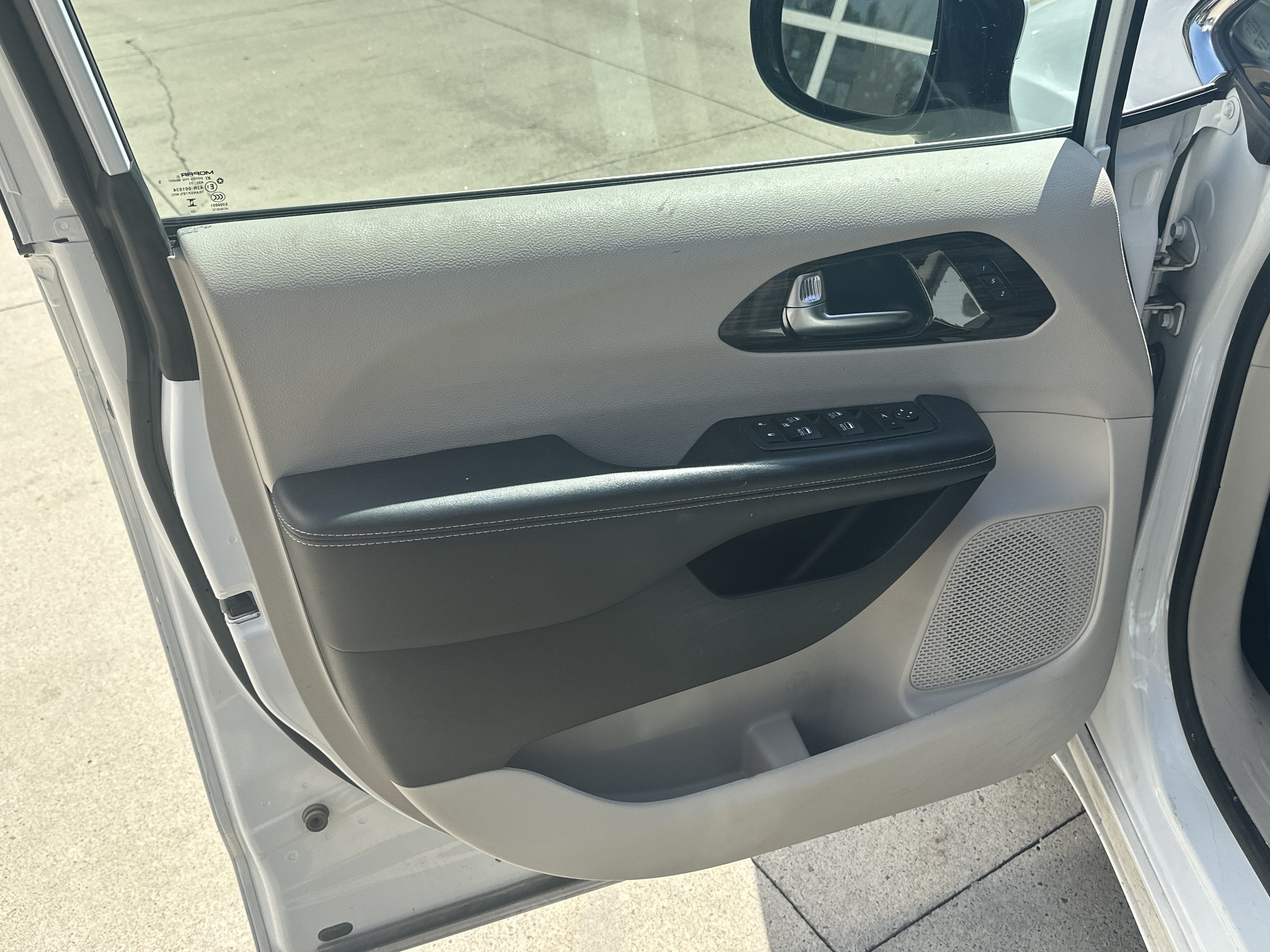 Used 2023 Chrysler Pacifica Limited FWD image 12