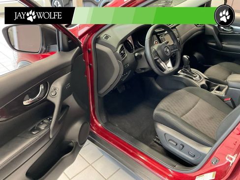 Used 2020 Nissan Rogue SV w/ Premium Package FWD image 9
