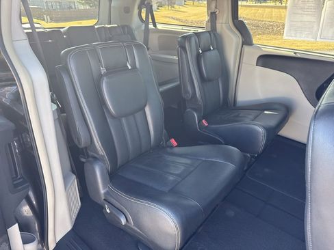 Used 2016 Chrysler Town & Country Touring-L w/ Driver Convenience Group image 34