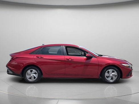 Certified 2025 Hyundai Elantra SE FWD image 4
