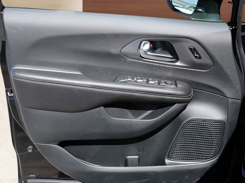 New 2026 Chrysler Pacifica Select FWD image 10