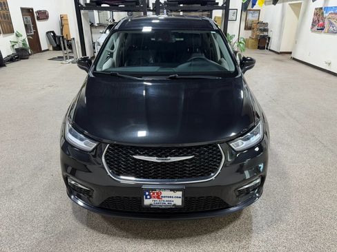 Used 2023 Chrysler Pacifica Touring-L FWD image 11