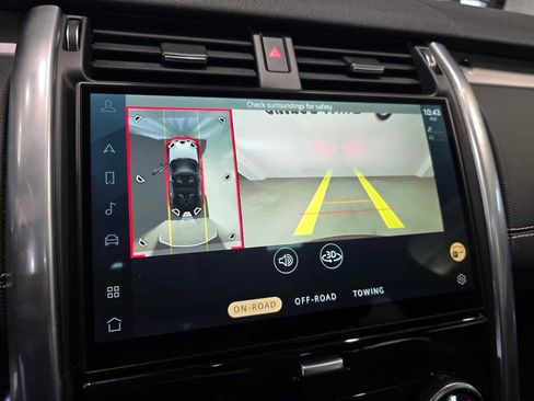 Used 2024 Land Rover Discovery Dynamic SE image 15