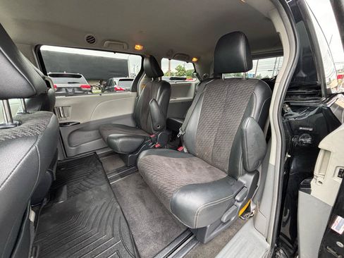 Used 2011 Toyota Sienna SE w/ Preferred Pkg FWD image 17