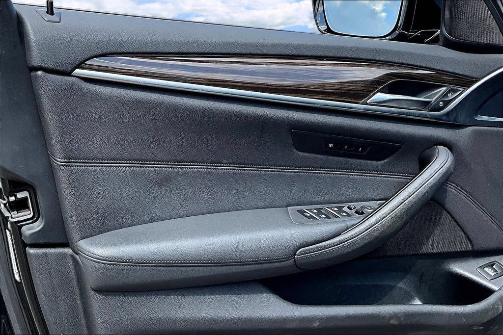 Used 2019 BMW 530i w/ Convenience Package RWD image 19