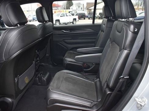 Used 2023 Jeep Grand Cherokee L Laredo image 24