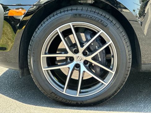 Certified 2025 Porsche Macan AWD/4WD image 30