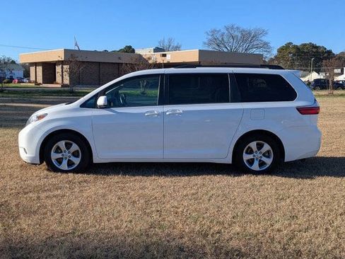 Used 2015 Toyota Sienna LE image 6