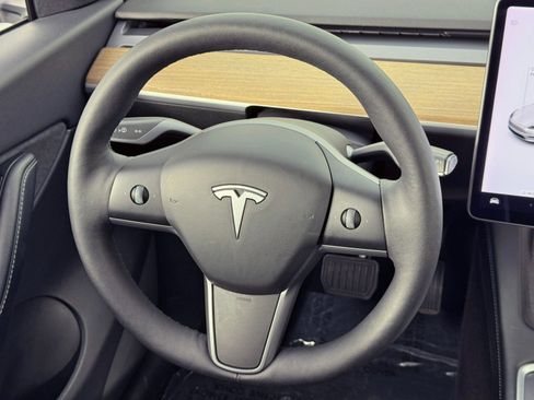 Used 2021 Tesla Model Y Long Range image 18
