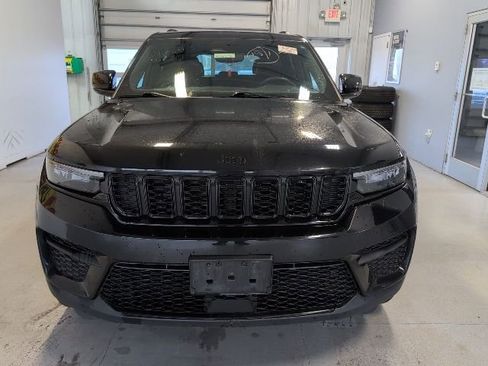 Used 2023 Jeep Grand Cherokee Altitude AWD/4WD image 8