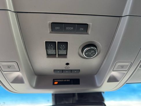 Used 2018 Chevrolet Suburban LT image 17