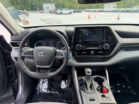 Used 2022 Toyota Highlander LE AWD/4WD image 11