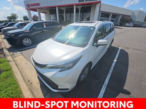 Used 2025 Toyota Sienna XLE FWD image 5