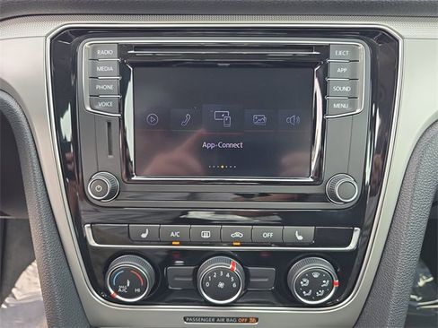 Used 2019 Volkswagen Passat 2.0T Wolfsburg w/ Wheels & Sunroof Package image 18