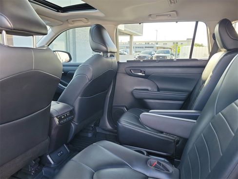 Used 2021 Toyota Highlander XLE image 6