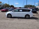 Used 2018 Chrysler Pacifica Limited image 3