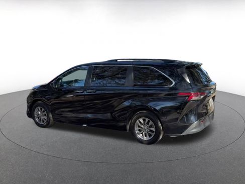 Used 2023 Toyota Sienna XLE image 10