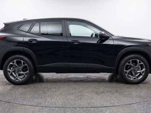 Used 2025 Chevrolet Trax LT FWD image 11