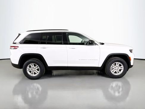 New 2025 Jeep Grand Cherokee Laredo image 8