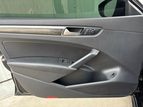 Used 2018 Volkswagen Passat 2.0T SE w/ SE Lighting Package image 13