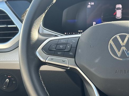 Certified 2025 Volkswagen Taos SE w/ Panoramic Sunroof Package image 9