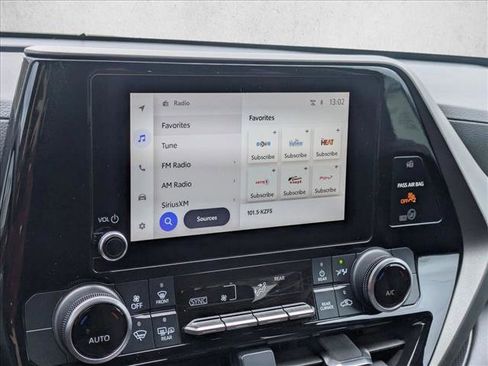 Used 2023 Toyota Highlander LE AWD/4WD image 18