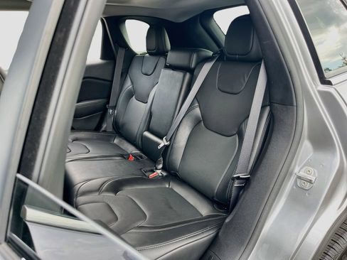 Used 2021 Jeep Cherokee Latitude Lux w/ Sun & Sound Group AWD/4WD image 24