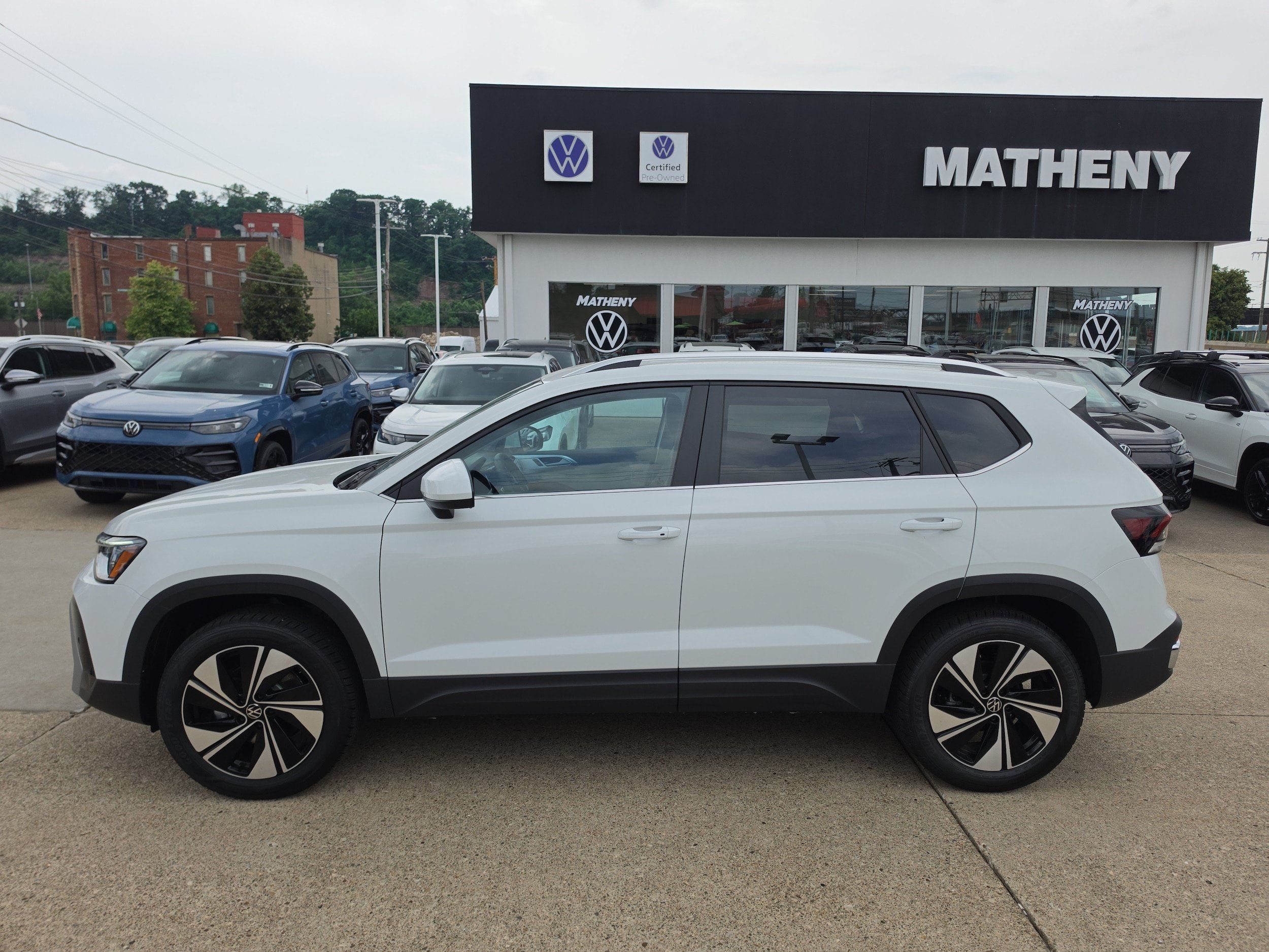 Used 2026 Volkswagen Taos SE AWD/4WD image 3