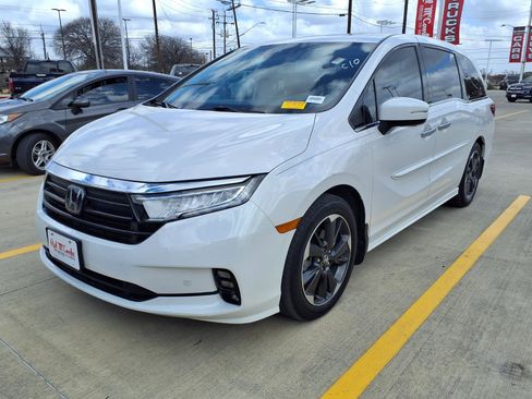 Used 2023 Honda Odyssey Elite image 2