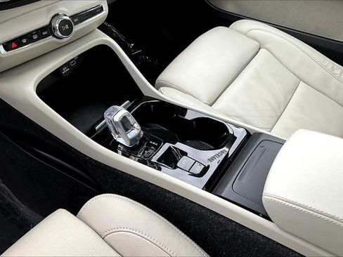 Certified 2023 Volvo XC40 B5 Ultimate w/ Protection Package Premier image 15