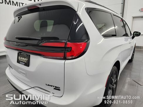New 2026 Chrysler Pacifica Limited w/ S Appearance Package image 4