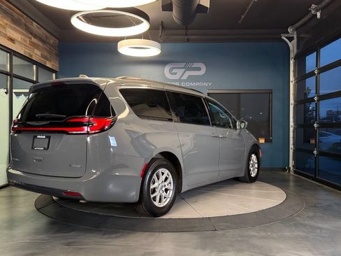 Used 2022 Chrysler Pacifica Touring-L FWD image 3