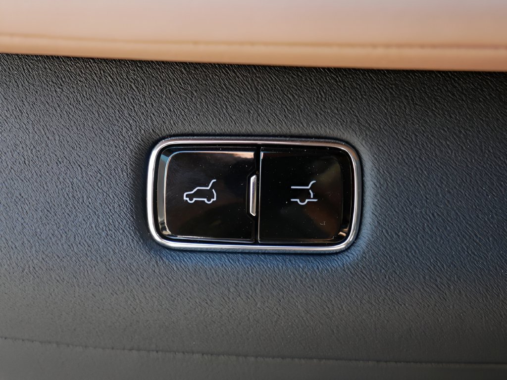 Used 2022 Chevrolet Suburban Premier AWD/4WD image 21
