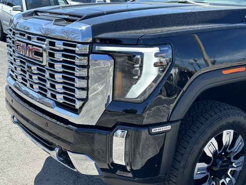 New 2026 GMC Sierra 2500 Denali w/ Denali Reserve Package AWD/4WD image 9