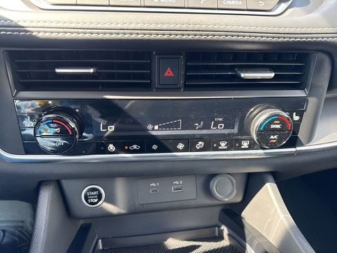 Used 2023 Nissan Rogue SV w/ SV Premium B Package image 19