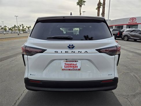 Used 2025 Toyota Sienna XLE image 5