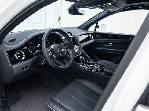 Used 2024 Bentley Bentayga image 2