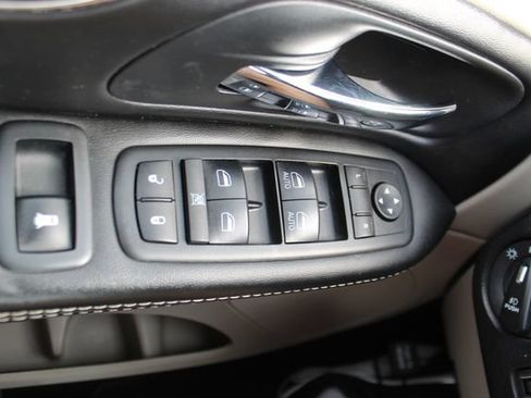 Used 2019 Dodge Grand Caravan SXT FWD image 13