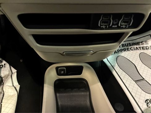 Used 2024 Chrysler Pacifica Touring-L image 21