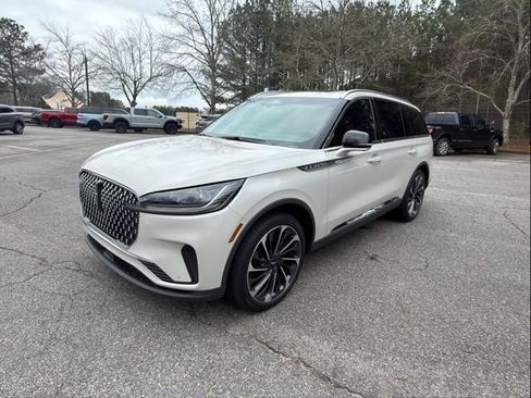 Used 2025 Lincoln Aviator Reserve w/ Equipment Group 201A image 2