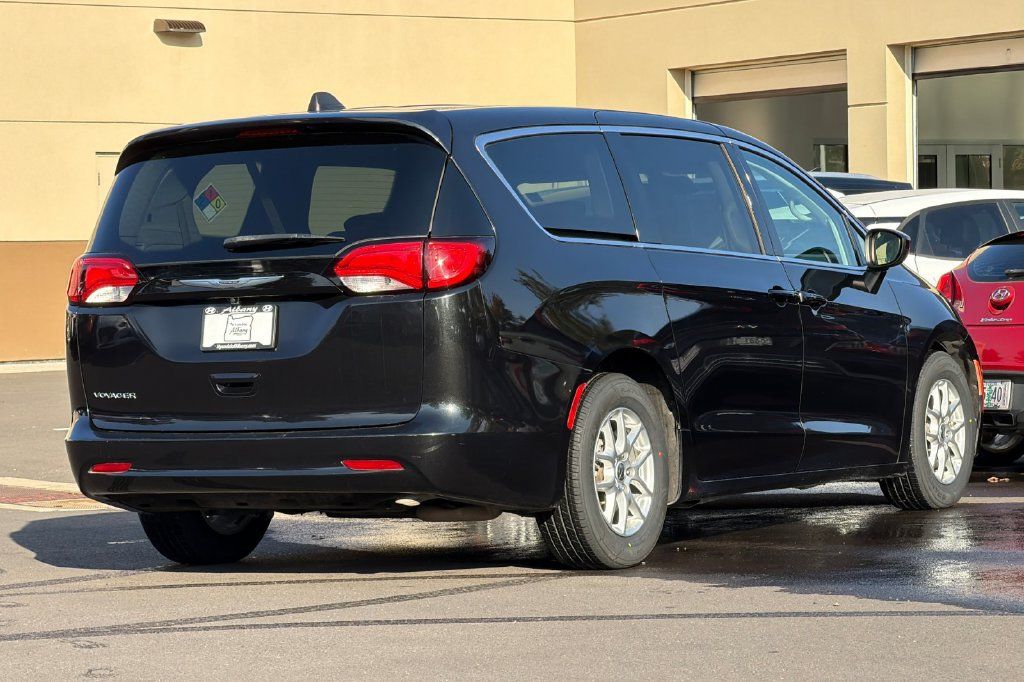 Used 2023 Chrysler Voyager LX FWD image 4