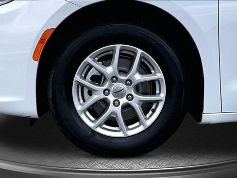Used 2023 Chrysler Pacifica Touring-L FWD image 33