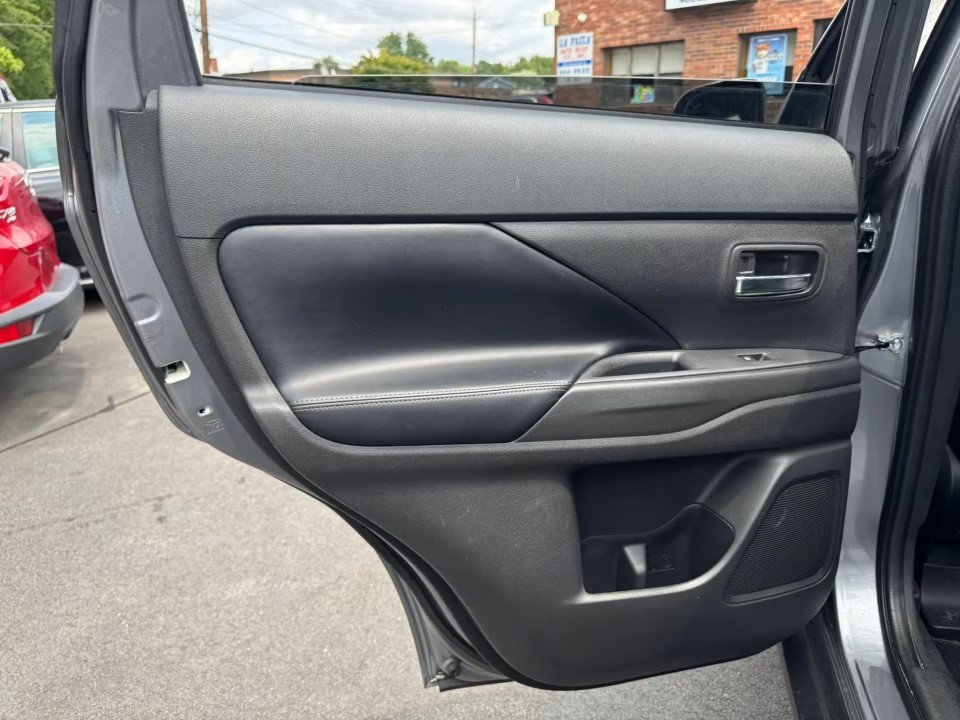 Used 2020 Mitsubishi Outlander SE AWD/4WD image 14