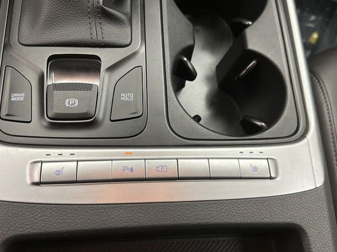 Used 2025 Kia Carnival FWD image 18